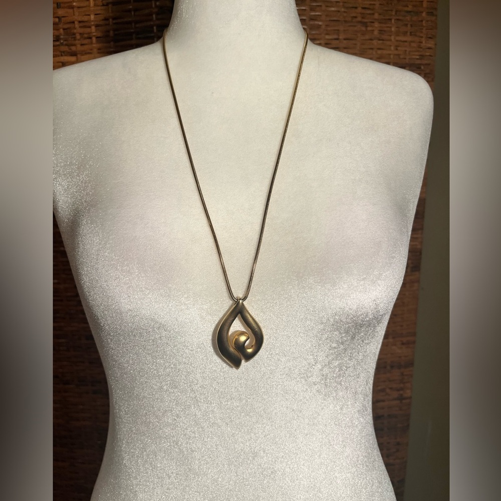 Classy gold tone necklace by Tifari